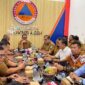 Plt. Sekda Aceh, Taufik, ST, M.Si, didampingi Asisten Perekonomian dan Pembangunan Sekda Aceh, Ir. T. Robby Irza, S.SiT, MT, dan para Kepala SKPA terkait, menggelar rapat bersama Tim Satgas PRRP Kemendagri RI dalam rangka membahas rehabilitasi dan rekonstruksi pascabencana hidrometeorologi Aceh, di Gedung Pusdalops Provinsi Aceh, Aceh Besar, Selasa (8/9/2026). Foto: Dok. Biro Adpim Setda Aceh 