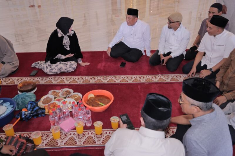 Wali Kota Banda Aceh Illiza Sa’aduddin Djamal menghadiri kenduri Maulid Nabi Muhammad SAW bersama masyarakat di Masjid Jamik Kemukiman Lueng Bata, Banda Aceh, Minggu (6/9/2026). Foto: Dok. Prokopim Kota Banda Aceh