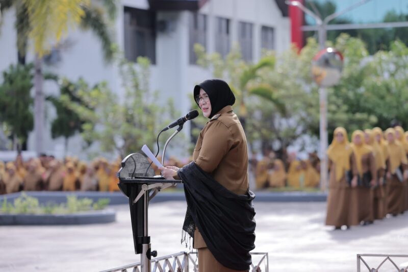 Wali Kota Banda Aceh Illiza Sa’aduddin Djamal memberikan arahan kepada ASN dalam apel gabungan di halaman Balai Kota Banda Aceh, Senin (7/9/2026). Foto: Dok. Prokopim Kota Banda Aceh