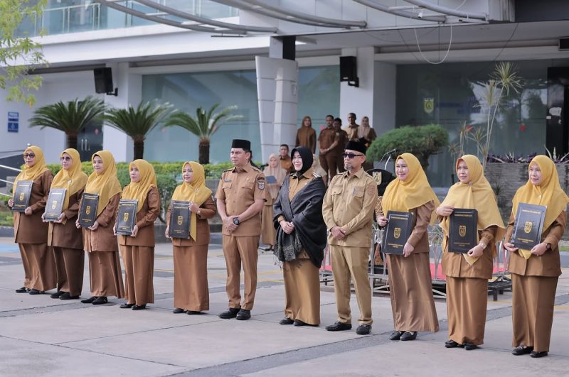 Wali Kota Banda Aceh Illiza Sa’aduddin Djamal bersama kepala puskesmas usai penyerahan SK PPK BLUD di halaman Balai Kota Banda Aceh, Senin (7/9/2026). Foto: Dok. Diskominfo Kota Banda Aceh