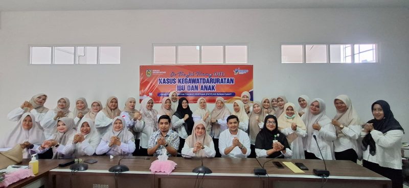 Kepala Dinas Kesehatan Kota Banda Aceh bersama dokter spesialis, tenaga kesehatan, dan peserta OJT berfoto bersama usai kegiatan pelatihan kegawatdaruratan ibu dan anak di RSIA Kota Banda Aceh, Rabu (4/9/2026). Foto: Dok. Diskominfo Kota Banda Aceh
