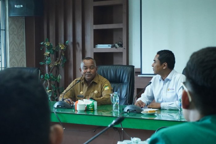Asisten II Sekda Aceh Besar M Ali SSos MSi, berdialog dengan pihak Divisi Humas Kaninus FKG USK, di Kantor Bupati Aceh Besar, Kota Jantho, Senin (7/9/2026). Foto: Dok. MC Aceh Besar