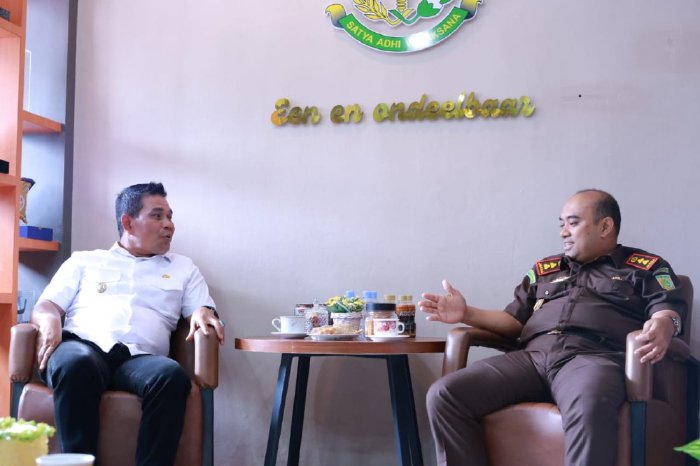 Bupati Aceh Besar Muharram Idris bersama Kajari Aceh Besar Dr. Wisnu Murtopo Nur Muhammad dalam kunjungan silaturahmi di Kota Jantho, Selasa (8/9/2026). Foto: Dok. MC Aceh Besar