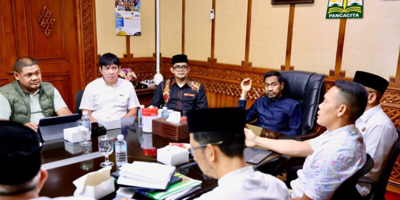Gubernur Aceh H. Muzakir Manaf, didampingi Plt. Sekda Aceh, Taufik, ST, M.Si, beserta para Asisten Sekda Aceh, saat menggelar rapat bersama para Kepala SKPA/Biro terkait, dalam rangka membahas percepatan penyediaan lahan integrasi untuk mantan kombatan Gerakan Aceh Merdeka (GAM) dan percepatan penataan Hak Guna Usaha (HGU) di Kantor Gubernur Aceh, Banda Aceh, Jum'at (11/9/2026). Foto: Dok. Biro Adpim Setda Aceh 