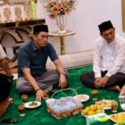 Wakil Gubernur Aceh, H. Fadhlullah, didampingi Kepala Biro Administrasi Pimpinan Setda Aceh, Akar Arafat, S.STP, M.Si, dan rombongan, bersilaturahmi dengan Ulama Kharismatik Aceh, Tgk. H. Muzakkir bin Abdullah (Waled Lapang), di Dayah Darul Muttaqin, Gampong Matang Tunong, Kecamatan Lapang, Kabupaten Aceh Utara, Minggu, (13/9/2026). Foto: Dok. Biro Adpim Setda Aceh
