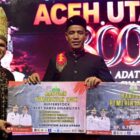 Wakil Gubernur Aceh, H. Fadhlullah, saat menyerahkan bantuan Pemerintah Aceh untuk penanggulangan bencana dan buffer stock alat bantu bagi penyandang disabilitas kepada Kabupaten Aceh Utara yang diterima oleh Bupati Aceh Utara, H. Ismail A. Jalil, S.E., M.M, didampingi Wakil Bupati Aceh Utara, Tarmizi, S.I.Kom, pada rangkaian penutupan acara Milad Samudera Pasai Aceh Utara ke 800, di Halaman Kantor Bupati Aceh Utara, Minggu (13/9/2026). Foto: Dok. Biro Adpim Setda Aceh