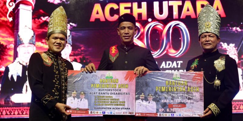 Wakil Gubernur Aceh, H. Fadhlullah, saat menyerahkan bantuan Pemerintah Aceh untuk penanggulangan bencana dan buffer stock alat bantu bagi penyandang disabilitas kepada Kabupaten Aceh Utara yang diterima oleh Bupati Aceh Utara, H. Ismail A. Jalil, S.E., M.M, didampingi Wakil Bupati Aceh Utara, Tarmizi, S.I.Kom, pada rangkaian penutupan acara Milad Samudera Pasai Aceh Utara ke 800, di Halaman Kantor Bupati Aceh Utara, Minggu (13/9/2026). Foto: Dok. Biro Adpim Setda Aceh 