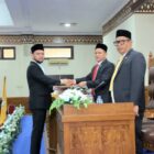 Wakil Bupati Aceh Barat Said Fadheil, S.H., menerima dokumen dalam rapat paripurna DPRK Aceh Barat terkait penyampaian penjelasan Bupati atas pemandangan umum fraksi terhadap Raqan Perubahan APBK Tahun 2026 di Meulaboh, Jumat (11/9/2026). Foto: Dok. Pemkab Aceh Barat