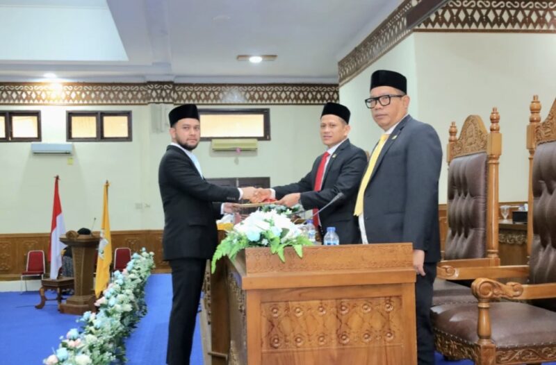 Wakil Bupati Aceh Barat Said Fadheil, S.H., menerima dokumen dalam rapat paripurna DPRK Aceh Barat terkait penyampaian penjelasan Bupati atas pemandangan umum fraksi terhadap Raqan Perubahan APBK Tahun 2026 di Meulaboh, Jumat (11/9/2026). Foto: Dok. Pemkab Aceh Barat 