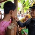 Bupati Aceh Barat Tarmizi, S.P., M.M., mengunjungi seorang anak dengan gangguan jiwa dalam kegiatan Dokter Masuk Rumah (Dokmaru) di Desa Ujong Nga, Kecamatan Samatiga, Aceh Barat, Minggu (13/9/2026). Foto: Dok. Pemkab Aceh Barat