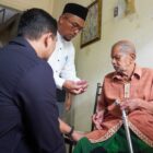 Wakil Wali Kota Banda Aceh Afdhal Khalilullah menyerahkan santunan kepada fakir uzur di Gampong Lamdingin, Kecamatan Kuta Alam, Banda Aceh, Jumat (11/9/2026). Foto: Dok. Diskominfo Kota Banda Aceh