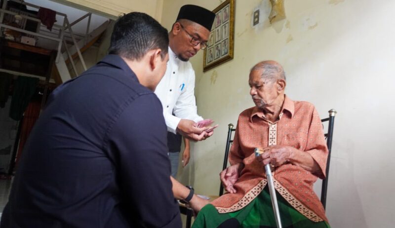 Wakil Wali Kota Banda Aceh Afdhal Khalilullah menyerahkan santunan kepada fakir uzur di Gampong Lamdingin, Kecamatan Kuta Alam, Banda Aceh, Jumat (11/9/2026). Foto: Dok. Diskominfo Kota Banda Aceh