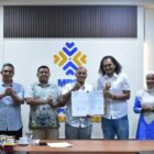 Kepala DPMPTSP Banda Aceh Mohd. Ichsan bersama peserta dan pemangku kepentingan menunjukkan dokumen hasil forum konsultasi publik penyusunan Standar Pelayanan Perizinan Berusaha dan Non Berusaha di Banda Aceh, Jumat (11/9/2026). Foto: Dok. Diskominfo Kota Banda Aceh