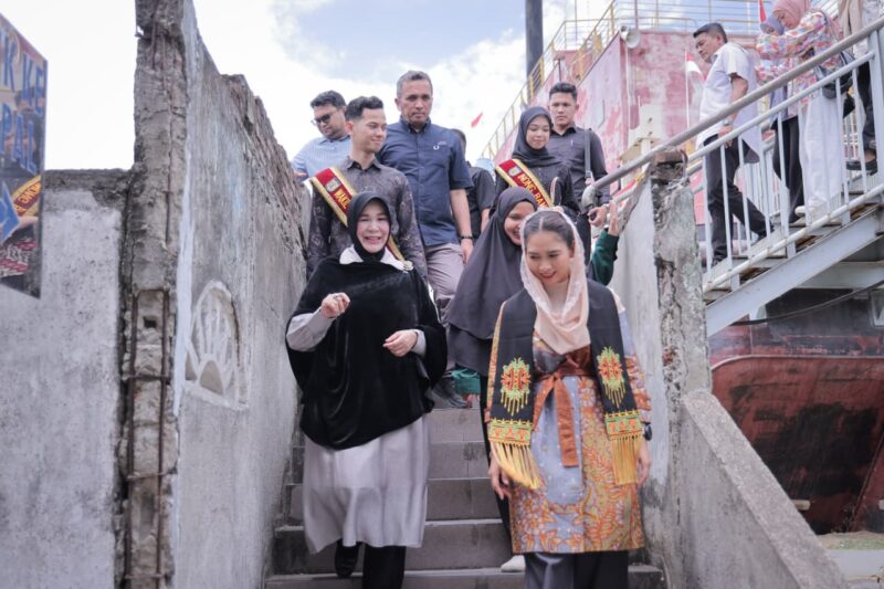 Wali Kota Banda Aceh Illiza Sa’aduddin Djamal mendampingi Wakil Menteri Pariwisata RI Ni Luh Puspa saat mengunjungi Museum Kapal PLTD Apung di Gampong Punge Blang Cut, Banda Aceh, Minggu (13/9/2026). Foto: Dok. Prokopim Kota Banda Aceh