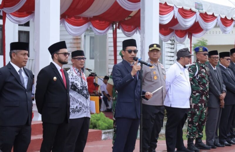 Bupati Aceh Barat Tarmizi, S.P., M.M., memimpin upacara peringatan Hari Pendidikan Daerah (Hardikda) ke-67 di halaman Kantor Dinas Pendidikan dan Kebudayaan Aceh Barat, Senin (14/9/2026). Foto: Dok. Pemkab Aceh Barat