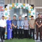 Wakil Bupati Aceh Barat Said Fadheil, S.H., bersama Direktur Klinik Mitra Medika Meulaboh dr. Oktiva Yunerta dan tamu undangan saat menghadiri grand opening Klinik Mitra Medika di Desa Langung, Kecamatan Meureubo, Senin (14/9/2026). Foto: Dok. Pemkab Aceh Barat