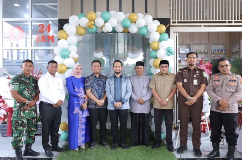 Wakil Bupati Aceh Barat Said Fadheil, S.H., bersama Direktur Klinik Mitra Medika Meulaboh dr. Oktiva Yunerta dan tamu undangan saat menghadiri grand opening Klinik Mitra Medika di Desa Langung, Kecamatan Meureubo, Senin (14/9/2026). Foto: Dok. Pemkab Aceh Barat