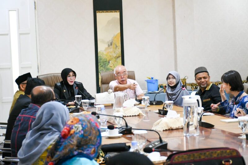Wali Kota Banda Aceh Illiza Sa’aduddin Djamal bersama delegasi Friendship Force Oita Club Jepang saat kunjungan persahabatan di Pendopo Wali Kota Banda Aceh, Senin (14/9/2026). Foto: Dok. Prokopim Kota Banda Aceh