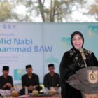 Wali Kota Banda Aceh Illiza Sa’aduddin Djamal menyampaikan sambutan pada peringatan Maulid Nabi Muhammad SAW di Pos Penjagaan Satpol PP WH Gampong Jawa, Sabtu (12/9/2026). Foto: Dok. Prokopim Kota Banda Aceh