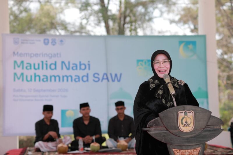 Wali Kota Banda Aceh Illiza Sa’aduddin Djamal menyampaikan sambutan pada peringatan Maulid Nabi Muhammad SAW di Pos Penjagaan Satpol PP WH Gampong Jawa, Sabtu (12/9/2026). Foto: Dok. Prokopim Kota Banda Aceh