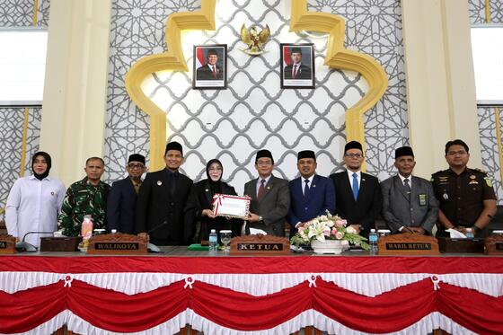 Wali Kota Banda Aceh Illiza Sa’aduddin Djamal menyerahkan Rancangan Qanun tentang Perubahan APBK Banda Aceh Tahun Anggaran 2026 kepada pimpinan DPRK Banda Aceh dalam Rapat Paripurna di Ruang Sidang Utama DPRK Banda Aceh, Senin (14/9/2026). Foto: Dok. Diskominfo Kota Banda Aceh