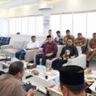 Ketua DPRA Zulfadhli bersama unsur pimpinan dan ketua fraksi DPRA menggelar pertemuan dengan Wakil Gubernur Aceh Fadhlullah untuk membahas revisi UUPA dan keberlanjutan dana Otsus Aceh di Ruang Rapat Ketua DPRA, Senin (14/9/2026). Foto: Dok. DPRA