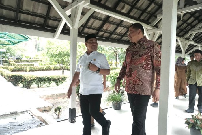 Bupati Aceh Besar H Muharram Idris (Syech Muharram), bersama Kepala BNNP Aceh Brigjen Pol Dr Dedy Tabrani SIK MSi meninjau gedung Bapelkes Aceh di Kota Jantho, Aceh Besar, Selasa (15/9/2026). Foto: Dok. MC Aceh Besar