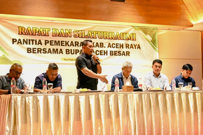 Bupati Aceh Besar, H Muharram Idris sampaikan sambutan dan arahan pada Rapat dan Silaturrahmi Penitia Pemekaran Aceh Besar bersama Bupati Aceh Besar di The Pade Hotel, Kecamatan Darul Imarah, Aceh Besar, Senin (14/9/2026) malam. Foto: Dok. MC Aceh Besar