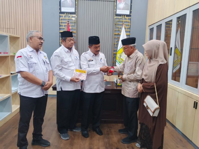 Wakil Bupati Aceh Besar Drs Syukri menyerahkan cenderamata dari Pemerintah Aceh kepada ahli waris keluarga pahlawan T Nyak Makam di ruang kerja Wabup Aceh Besar, Rabu (16/9/2026). Foto: Dok. Prokopim Pemkab Aceh Besar