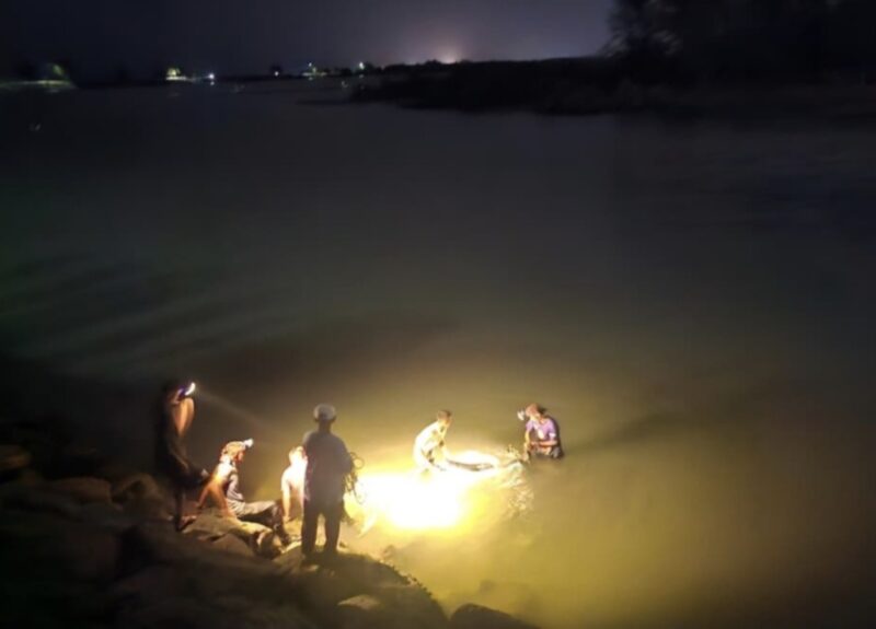 Petugas mengevakuasi korban kecelakaan lalu lintas tunggal yang terjatuh ke sungai di Jalan Tanggul Pelabuhan Ulee Lheue, Gampong Pande, Banda Aceh, Jumat (18/9/2026) malam. Foto: Dok. Istimewa 