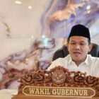 Wakil Gubernur Aceh, H. Fadhlullah, memberi sambutan secara daring pada acara Forum Kreatif Perempuan Aceh (FKPA) dari Kantor BPPA, Jakarta, Rabu, (16/9/2026). Foto: Dok. Biro Adpim Setda Aceh