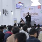 Wali Kota Banda Aceh Illiza Sa’aduddin Djamal menyampaikan arahan kepada mahasiswa USK dalam kegiatan Subuh Education Part II di Masjid Jamik Darussalam USK, Ahad (20/9/2026). Foto: Dok. Prokopim Kota Banda Aceh