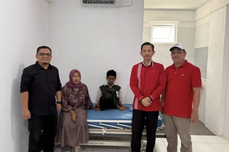 Bupati Aceh Barat Tarmizi mendampingi Akbar Bandulana saat mengantarkan remaja asal Kecamatan Samatiga tersebut untuk menjalani perawatan di RSJ Banda Aceh, Sabtu (19/9/2026). Foto: Dok. Pemkab Aceh Barat