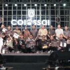 Wali Kota Banda Aceh Illiza Sa’aduddin Djamal bersama unsur Forkopimda menyerahkan hadiah kepada pemenang kompetisi barista pada penutupan Banda Aceh Colossal Coffee Experience (BACCE) 2026 di Lapangan Blang Padang, Banda Aceh, Minggu (20/9/2026). Foto: Dok. Prokopim Banda Aceh