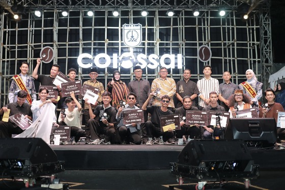 Wali Kota Banda Aceh Illiza Sa’aduddin Djamal bersama unsur Forkopimda menyerahkan hadiah kepada pemenang kompetisi barista pada penutupan Banda Aceh Colossal Coffee Experience (BACCE) 2026 di Lapangan Blang Padang, Banda Aceh, Minggu (20/9/2026). Foto: Dok. Prokopim Banda Aceh