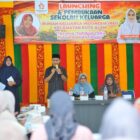 Pembina RKI Kota Banda Aceh Farid Nyak Umar, ST memberikan arahan saat peluncuran Sekolah Keluarga RKI Kecamatan Kuta Alam di Gampong Beurawe, Banda Aceh, Sabtu (19/9/2026). Foto: Dok. DPRK Banda Aceh