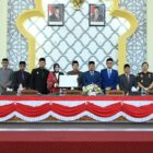 DPRK dan Pemerintah Kota Banda Aceh menandatangani kesepakatan bersama Rancangan Qanun Perubahan APBK Tahun Anggaran 2026 dalam rapat paripurna di Gedung DPRK Banda Aceh, Senin (21/9/2026) malam. Foto: Dok. DPRK Kota Banda Aceh