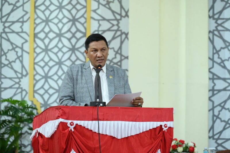 Juru Bicara Fraksi PAN DPRK Banda Aceh Sofyan Helmi menyampaikan pandangan akhir fraksi terhadap Raqan Perubahan APBK Banda Aceh Tahun Anggaran 2026 dalam rapat paripurna DPRK Banda Aceh, Senin (21/9/2026) malam. Foto: Dok. DPRK Kota Banda Aceh