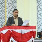 Juru Bicara Fraksi Partai Gerindra DPRK Banda Aceh Ramza Harli menyampaikan pandangan fraksi dalam rapat paripurna DPRK Banda Aceh terkait Perubahan APBK Tahun Anggaran 2026, Senin (21/9/2026) malam. Foto: Dok. DPRK Kota Banda Aceh 
