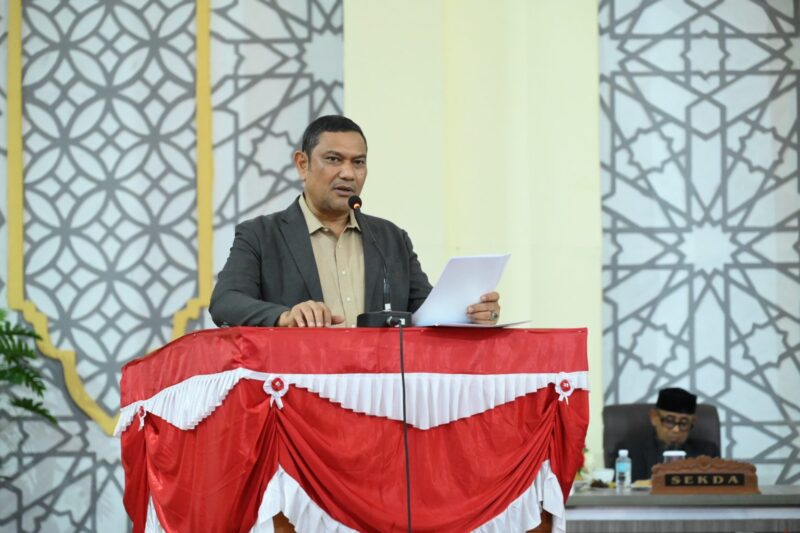 Juru Bicara Fraksi Partai Gerindra DPRK Banda Aceh Ramza Harli menyampaikan pandangan fraksi dalam rapat paripurna DPRK Banda Aceh terkait Perubahan APBK Tahun Anggaran 2026, Senin (21/9/2026) malam. Foto: Dok. DPRK Kota Banda Aceh 