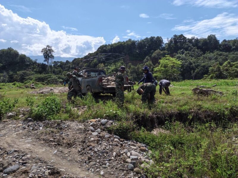 Babinsa bersama masyarakat melangsir pasir dan batu split dari aliran Sungai Alas untuk mendukung pembangunan Jembatan Gantung Perintis di Desa Peranginan, Aceh Tenggara, Senin (21/9/2026). Foto: Dok. Istimewa 