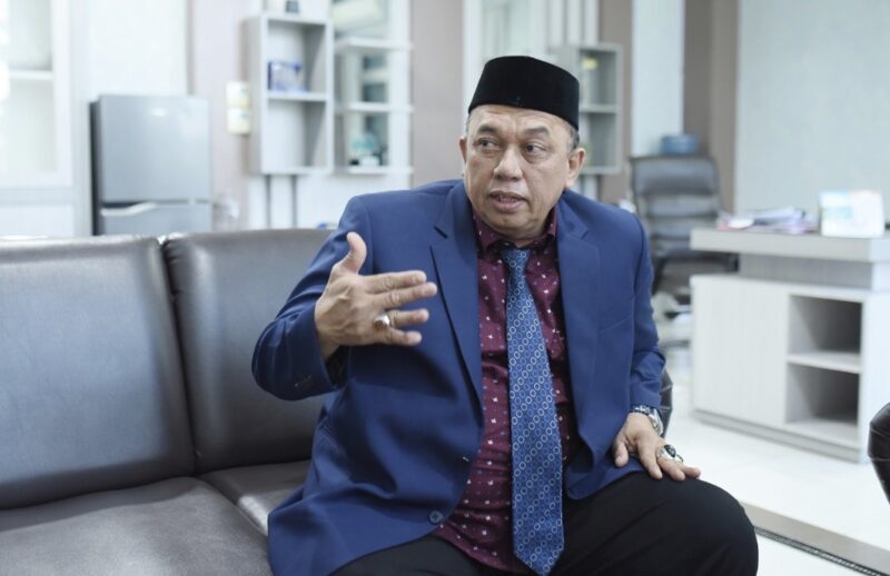 H Heri Julius memberikan klarifikasi terkait beredarnya flyer yang memuat klaim dirinya ditangkap polisi dalam kasus narkoba, Selasa (22/9/2026). Foto: Dok. Istimewa 