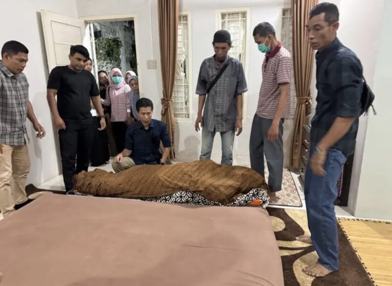 Suasana saat jenazah tokoh pers nasional dan pendiri Harian Serambi Indonesia, H. Sjamsul Kahar, dipulangkan dari RSUDZA ke kediaman keluarga di Gampong Gue Gajah, Aceh Besar, Kamis (24/9/2026). Foto: Dok. Istimewa 