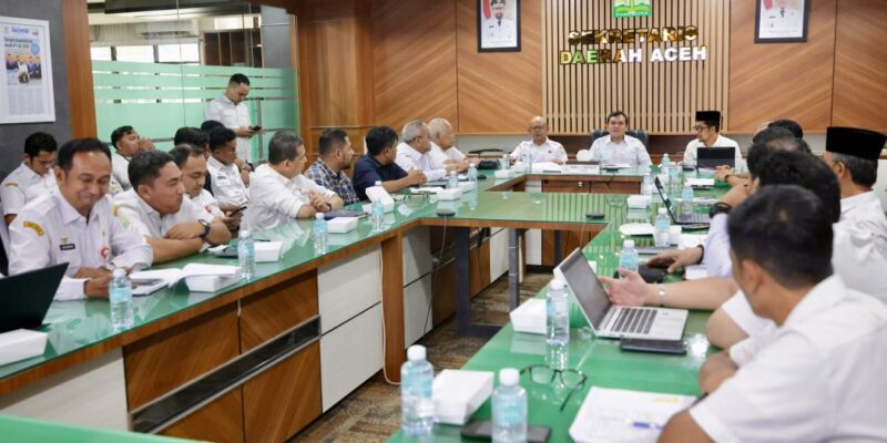 Wakil Gubernur Aceh, H. Fadhlullah, didampingi Asisten Pemerintahan, Keistimewaan Aceh dan Kesejahteraan Rakyat Sekda Aceh, Drs. Syakir, M.Si, dan Asisten Administrasi Umum Sekda Aceh, Dr. A. Murtala, M.Si, memimpin rapat pembahasan perubahan UU No.11 Tahun 2006 tentang Pemerintahan Aceh (UUPA) yang diikuti para Kepala SKPA/Biro dan Instansi terkait, di Ruang Rapat Sekda Aceh, Banda Aceh, Rabu (23/9/2026). Foto: Dok. Biro Adpim Setda Aceh 