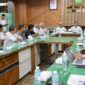 Wakil Gubernur Aceh, H. Fadhlullah, didampingi Asisten Pemerintahan, Keistimewaan Aceh dan Kesejahteraan Rakyat Sekda Aceh, Drs. Syakir, M.Si, dan Asisten Administrasi Umum Sekda Aceh, Dr. A. Murtala, M.Si, memimpin rapat pembahasan perubahan UU No.11 Tahun 2006 tentang Pemerintahan Aceh (UUPA) yang diikuti para Kepala SKPA/Biro dan Instansi terkait, di Ruang Rapat Sekda Aceh, Banda Aceh, Rabu (23/9/2026). Foto: Dok. Biro Adpim Setda Aceh 