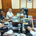 Wakil Gubernur Aceh H. Fadhlullah, didampingi Kadis Kominsa Aceh, Dr. Edi Yandra, S.STP, MSP, dan Karo Adpim Setda Aceh, Akkar Arafat, S.STP, M.Si, menerima kunjungan silaturahmi dan audiensi pengurus Forum Pimpinan Redaksi Multimedia Indonesia (FPRMI) Aceh, di Ruang Rapat Wakil Gubernur Aceh, Banda Aceh, Kamis (24/9/2026). Foto: Dok. Biro Adpim Setda Aceh
