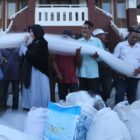 Wali Kota Banda Aceh Illiza Sa’aduddin Djamal bersama perwakilan nelayan saat penyerahan bantuan jaring laut di Kantor Gampong Alue Naga, Kecamatan Syiah Kuala, Banda Aceh, Selasa (22/9/2026). Foto: Dok. Prokopim Kota Banda Aceh
