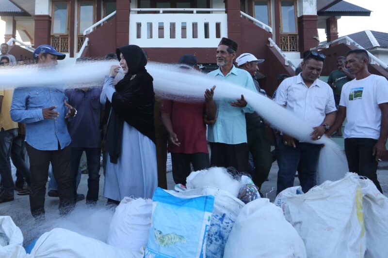 Wali Kota Banda Aceh Illiza Sa’aduddin Djamal bersama perwakilan nelayan saat penyerahan bantuan jaring laut di Kantor Gampong Alue Naga, Kecamatan Syiah Kuala, Banda Aceh, Selasa (22/9/2026). Foto: Dok. Prokopim Kota Banda Aceh
