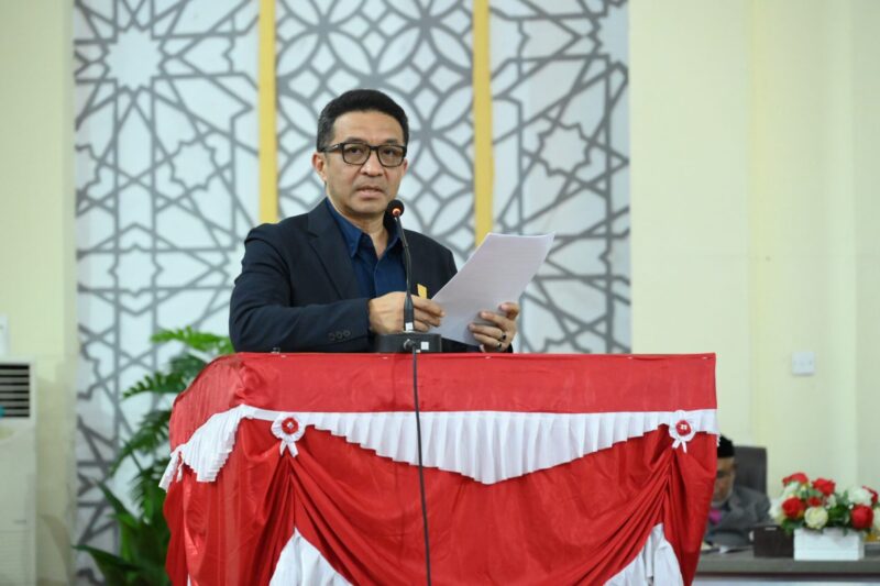 Juru Bicara Fraksi Partai Demokrat DPRK Banda Aceh Royes Ruslan menyampaikan pandangan fraksi terkait Rancangan Qanun Perubahan APBK Banda Aceh Tahun Anggaran 2026 dalam rapat paripurna DPRK Banda Aceh, Senin (21/9/2026) malam. Foto: Dok. DPRK Banda Aceh