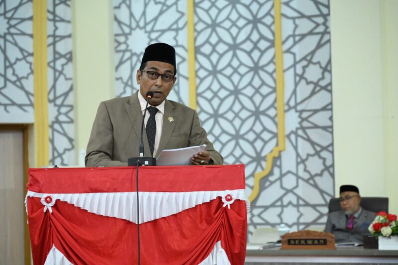 Juru Bicara Fraksi PKS DPRK Banda Aceh Tengku Tarnuman menyampaikan pandangan fraksi dalam rapat paripurna terkait Perubahan APBK Banda Aceh Tahun Anggaran 2026, Senin (21/9/2026) malam. Foto: Dok. DPRK Banda Aceh
